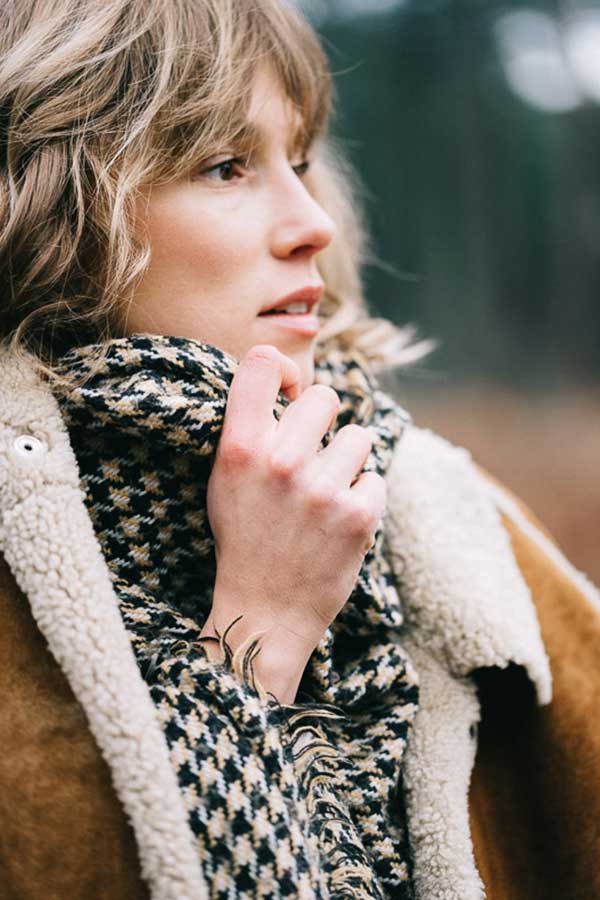 femme dans la forêt en hiver