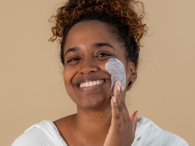 application du gommage visage des Laboratoires de Biarritz sur la peau