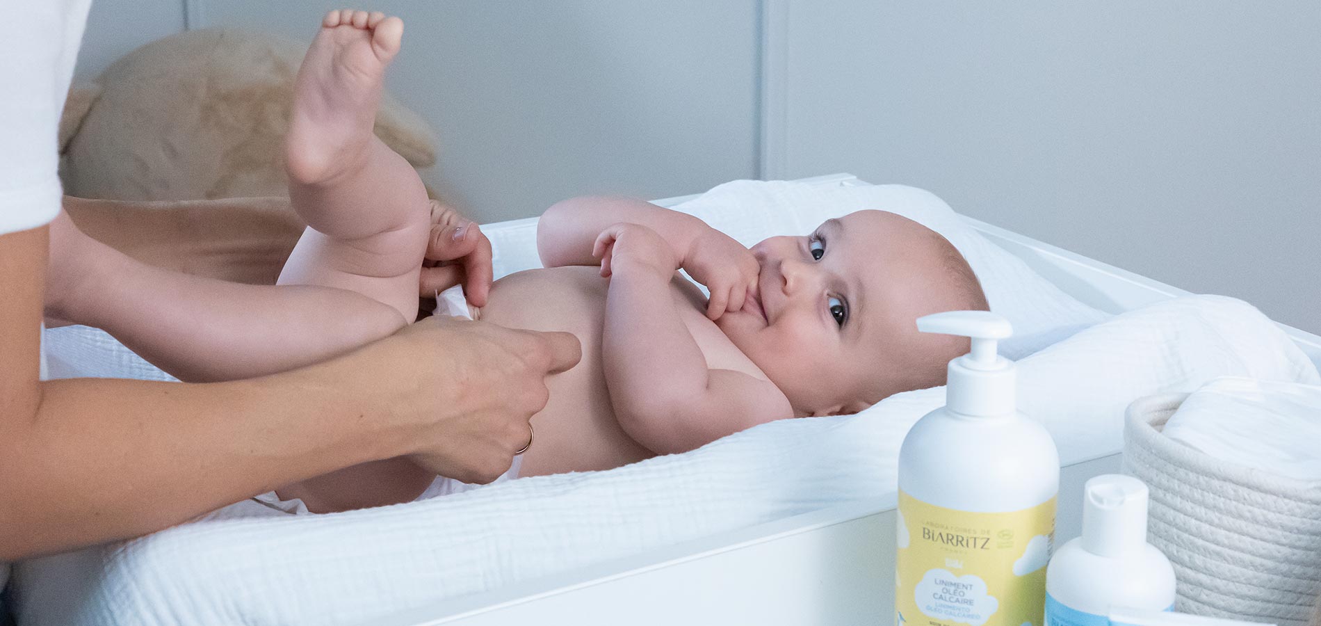 le liniment oléo-calcaire bébé gifrer est un soin utilisé pour nettoyer et  protéger les fesses bébé