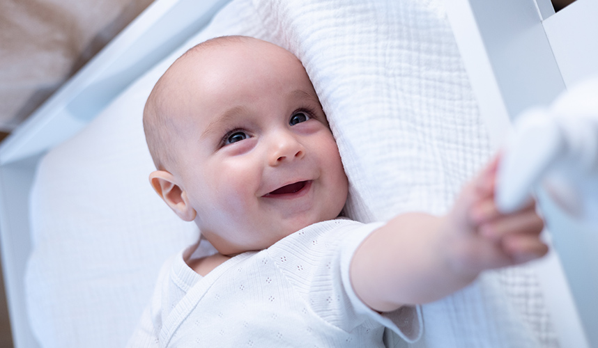 bébé sur une table à langer qui sourit