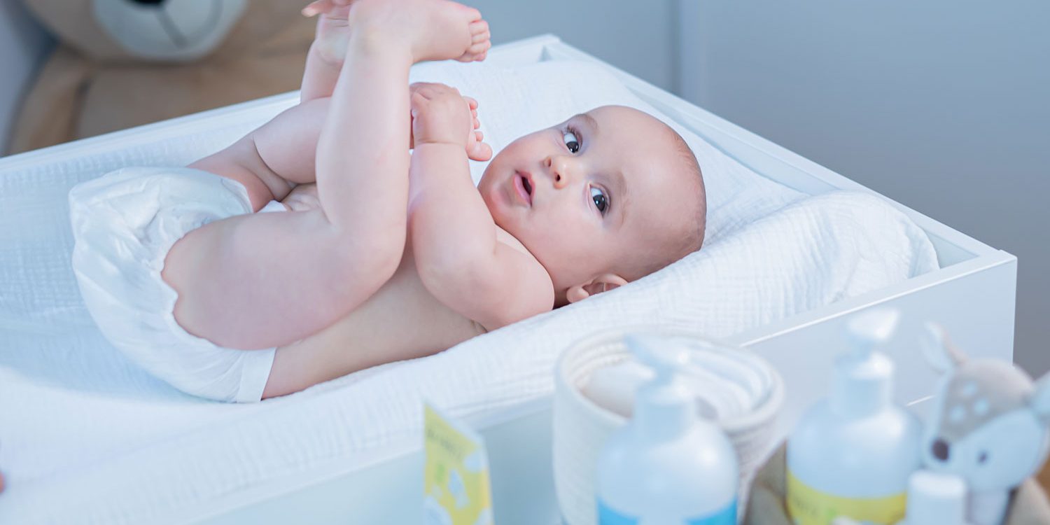 Bébé sur une table à langer